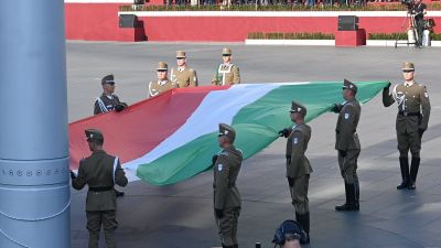 Üzent a kormányszóvivő: halottak napján ne csak az elhunyt szeretteinkről emlékezzünk meg! (VIDEÓ)