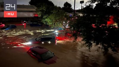 Videón, ahogy a sárfolyam elönti Valencia egyik elővárosát