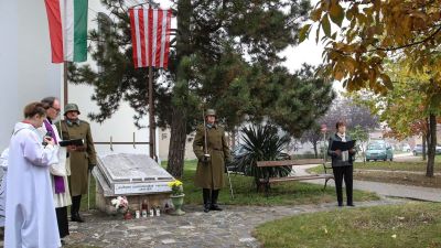 Fejet hajtottak a hősök tiszteletére