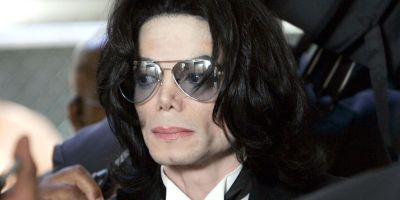 Michael Jackson imádott telefonbetyárkodni – Russell Crowe-ot évekig hívogatta