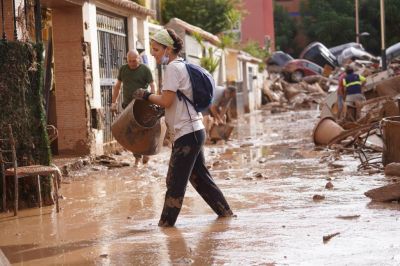 Sárral dobálták meg a spanyol királyt az árvíz által sújtott Valenciában