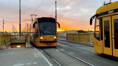 Gázolt a villamos, mentőket kellett hívni