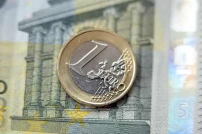 Gyengült a forint az amerikai elnökválasztás napján