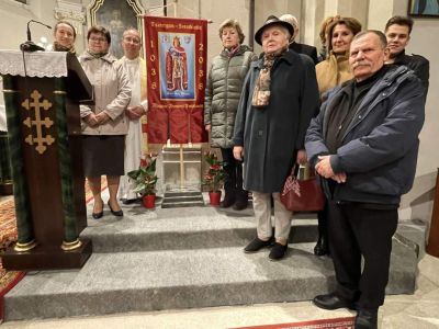 Egy nagyobb terv részeként Szent Imre zászlót helyeztek el a párkányi templomban