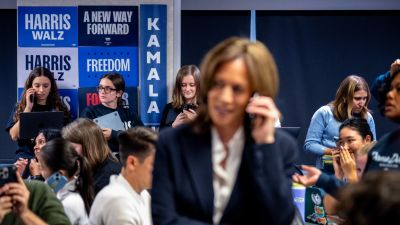 Hoppá: Joe Biden hátat fordított Kamala Harrisnek