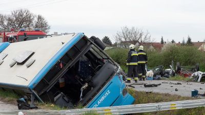 Összeütközött egy autó és egy busz Tamásinál – mentőhelikpoter érkezik a helyszínre