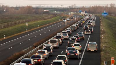 Teherautók szenvedtek balesetet az M1-esen, hatalmas a torlódás