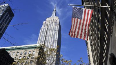 Trumpnak tisztelegve: az Empire State tetején lobog az amerikai zászló