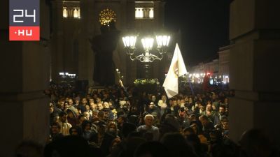 Tüntetés volt Újvidéken: szennyvizet eresztettek a városháza elé