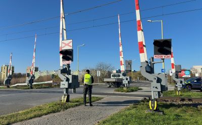 A síneken rekedt autójával a részeg sofőr