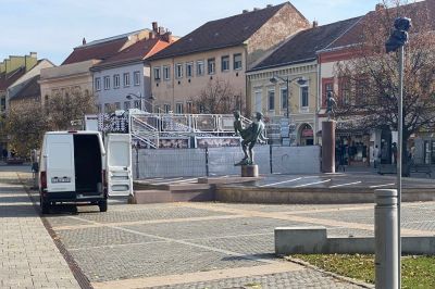 A szombathelyi adventi vásár óriáskereke idén a Fő térre költözik