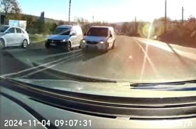  Dupla záróvonalon előzött a dobozos Ford, a szemből érkezőre bízta, hogy megússzák a karambolt – videó  