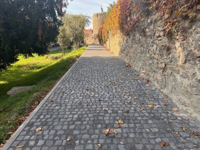 Egyre szebb a Barbakán kert, rendben zajlik a felújítás