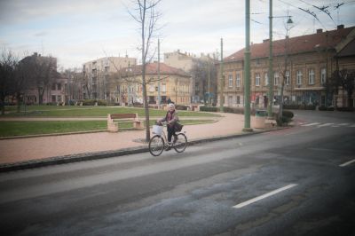 Light Friday: büntetés helyett ajándékot osztogattak ma a rendőrök kerékpárosoknak