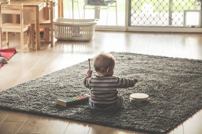 Nem létező babatermékekkel tett lóvá egy nő gyanútlan vásárlókat