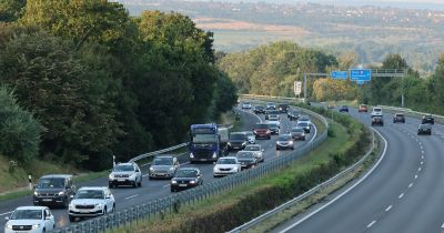 Rémület az autópályán! Teljes terjedelmében égett egy busz az M1-es egyik pihenőjén - brutális videó