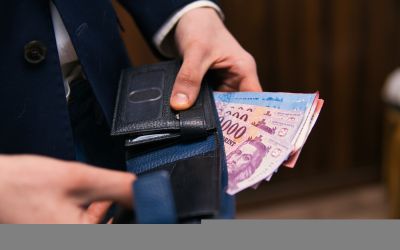 Tovább gyengült pénteken a forint