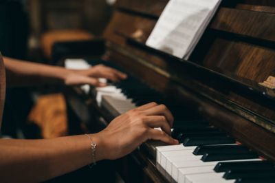 Zenekedvelők, figyelem! Különleges koncertre várja a közönséget a Kolozsvári Magyar Opera