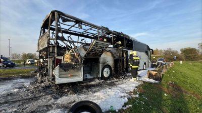 Teljesen kiégett egy busz az M1-esen, utasok is voltak rajta + videó