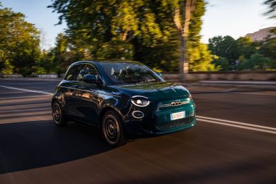 Decemberben megint leállíthatják a Fiat 500e gyártását