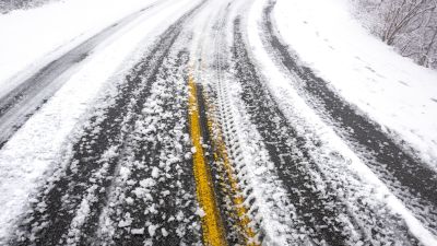 Lecsapott a hó: lezárták a hegyi utakat a Déli-Kárpátokban