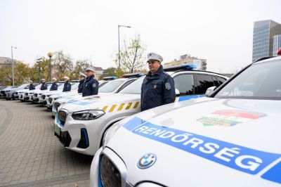 Tíz csúcskategóriás elektromos autóval bővült a rendőrségi járműpark