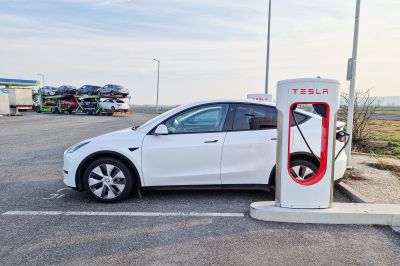 Egy év ingyen töltés növeli a Tesla Model Y vonzerejét