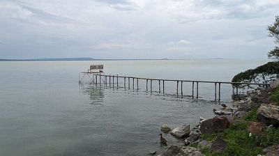 Lejárt a türelmi idő: elbontják a Balatonban hagyott stégeket