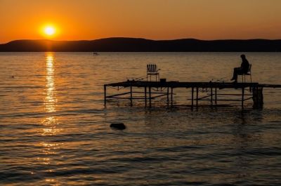 November 18-tól eltávolítja a vízügy a Balatonban hagyott stégeket