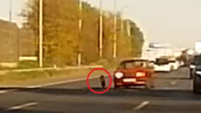 Videón a retró Skoda, ahogy elveszíti a kerekét, majd a korlátba csapódik az autópályán