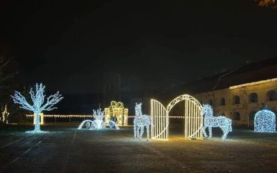 Fényben úszó erőd, szikrákban pompázó műemlék