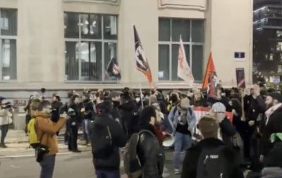 FRISSÍTVE! A brüsszeli Magyar Ház előtt tüntetett a szélsőbaloldali antifa csoportosulás + videók