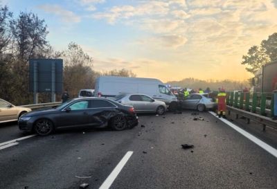 FRISSÍTVE – Láncbaleset az autópályán: 11 gépkocsi és 25 személy érintett