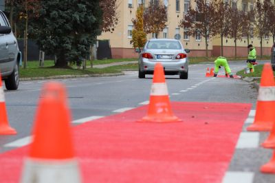 Különleges útburkolati felfestést végeznek az Árpád utcában