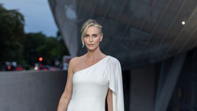 Mindenki csak rá figyelt: Charlize Theron mélyen kivágott ruhában jelent meg a díjátadón