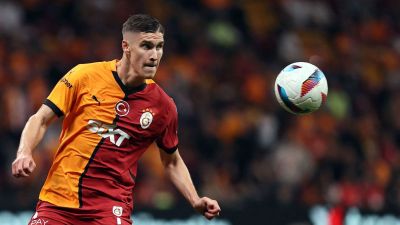 „Oroszlánom!”, „Attila unokája!” – óriási szeretettel veszik körül Sallai Rolandot a Galatasaray szurkolói