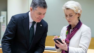 Von der Leyen kapott már egy pofont – most a telefonálási szokásait vizsgálják