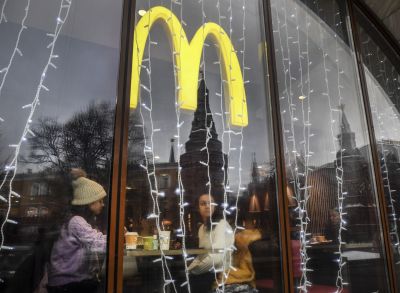 A McDonald's 100 millió dollárt költ, hogy a kólibaktérium-járvány után visszacsábítsa a vásárlókat