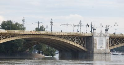 Belecsapódott egy autó a villamosmegállóba a Margit hídon