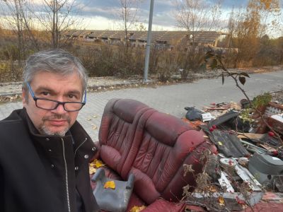 „Ezekben a képekben benne van minden nyomorunk” – Hadházy Ákos megnézte az 1,6 milliárdból félig megépült stadiont