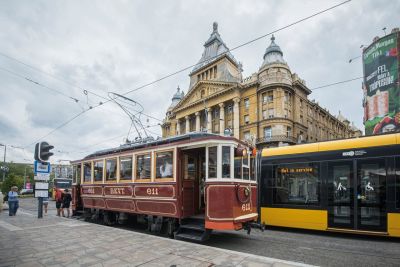 Miért kerültek a levegőbe a villamosvezetékek Budapesten?