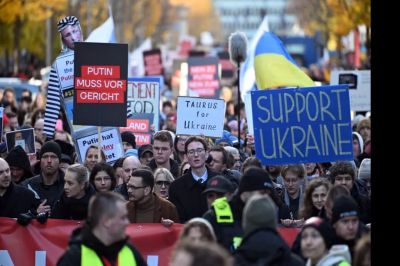 Putyin-ellenes tüntetést szerveztek Berlinben, Alekszej Navalnij özvegye is a tiltakozókkal vonult