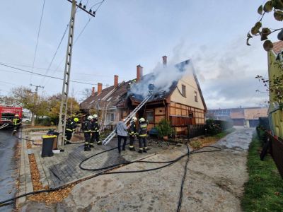 A hétvégén több tűzesethez és autóbalesethez vonultak tűzoltóink