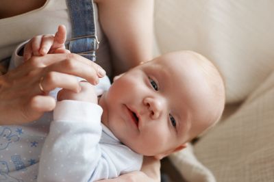 Egy hónapos csecsemőt élesztettek újra a szülei – a mentésirányító telefonon irányította őket (Visszahallgatható!)