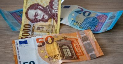 Hordágyra került a forint, az euró kiütéssel győzött