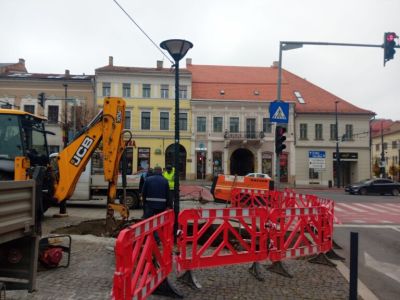 Illegális ásatásokat végeztek Kolozsvár Főterén, érdekes dologra bukkantak