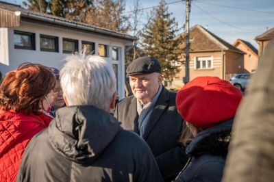 Már javában tart a következő önkormányzati ciklus, de még mindig híre-hamva sincsen annak a 35 millió forintnak, amit Hende Csaba a zanati utcák felújítására ígért