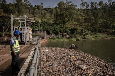 Nem bírja a rengeteg szemetet egy vízerőmű Afrikában, egymást érik az áramszünetek