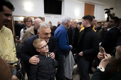 Orbán Viktor országjárásra indult, meglepetésvendégként tűnt fel