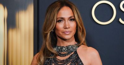 Se bugyi, se más: J-Lo meztelenruhája Jolie fiát és Lawrence pocakját is überelte - Fotók